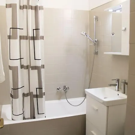 Lovely Renovated Studio With Free Parking Apartment *